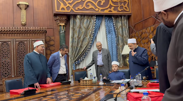 شيخ الأزهر يستقبل الطفل ويجلسه على كرسيه